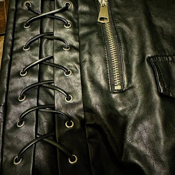 Black Leather Skirt with Zipper Details and hat - Picture 4 of 7